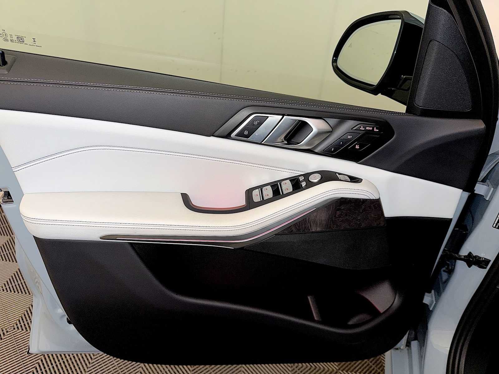 2025 BMW X7 xDrive40i Sports Activity Vehicle