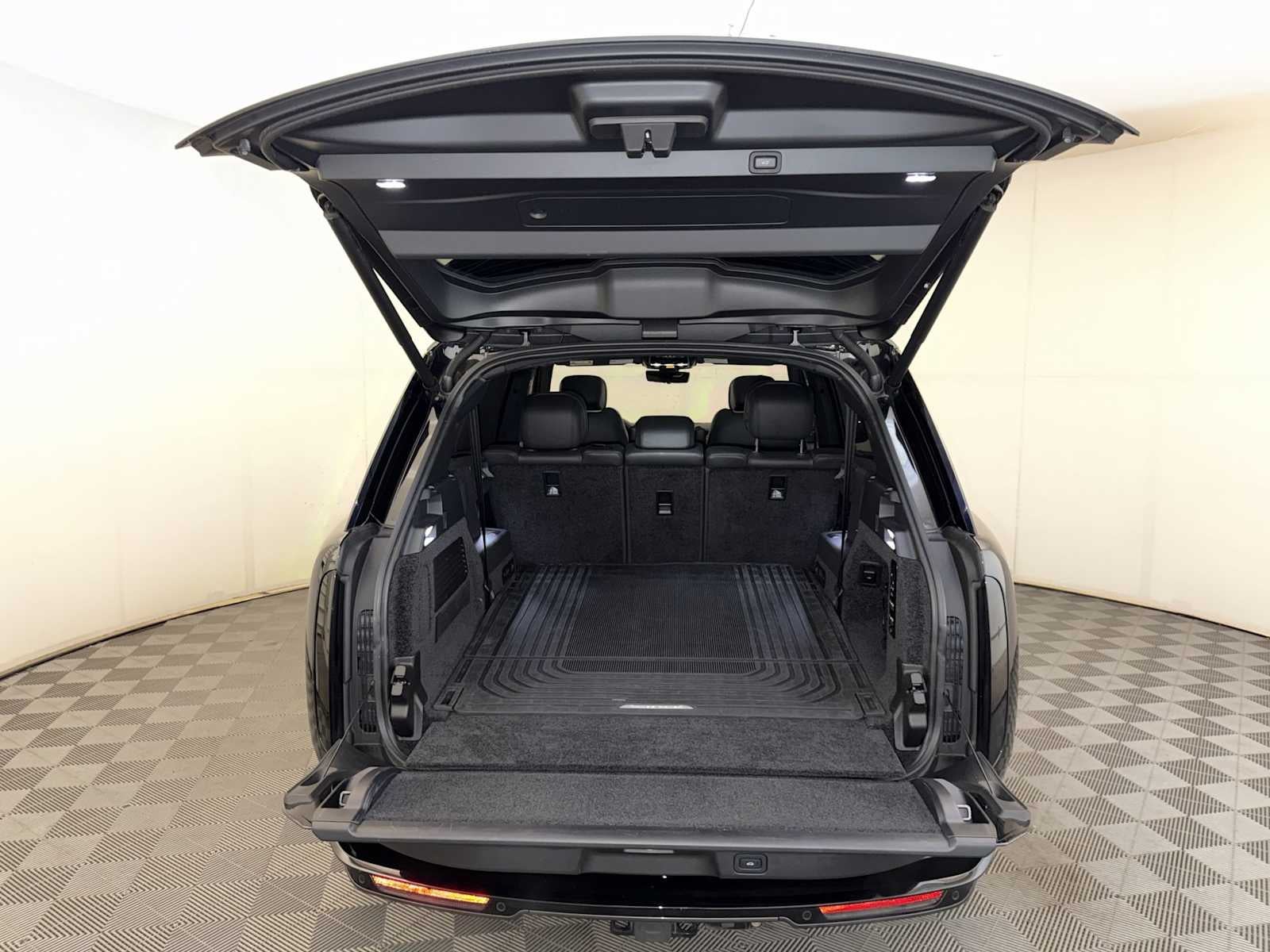 2023 Land Rover Range Rover P530 SE LWB 7 Seat