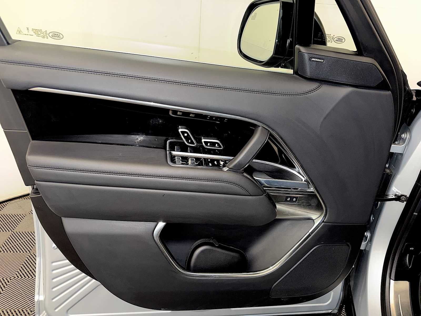 2025 Land Rover Range Rover P400 SE LWB 7 Seat