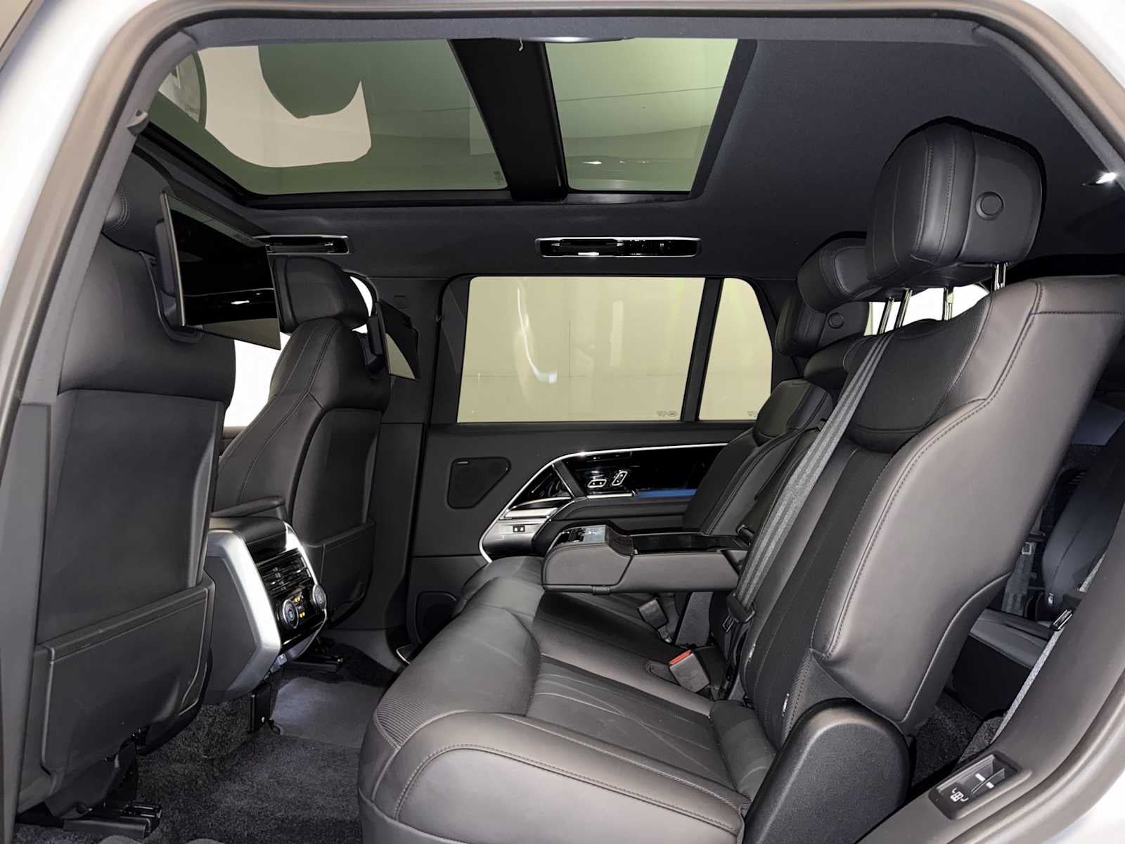 2025 Land Rover Range Rover P400 SE LWB 7 Seat