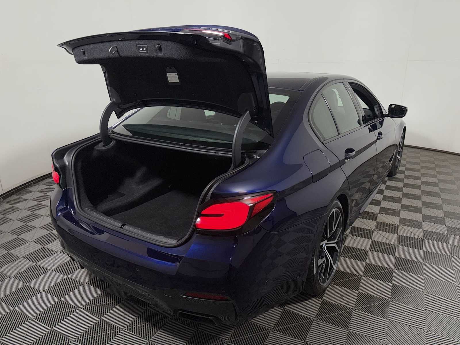 2022 BMW 5 Series M550i xDrive Sedan