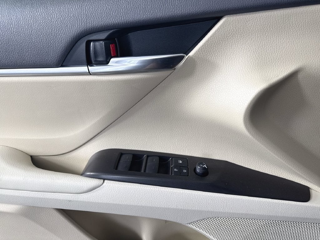 2022 Toyota Camry Hybrid LE