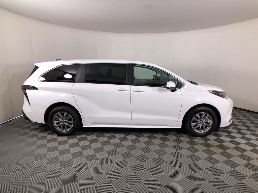 2026 Toyota Sienna LE 8 Passenger