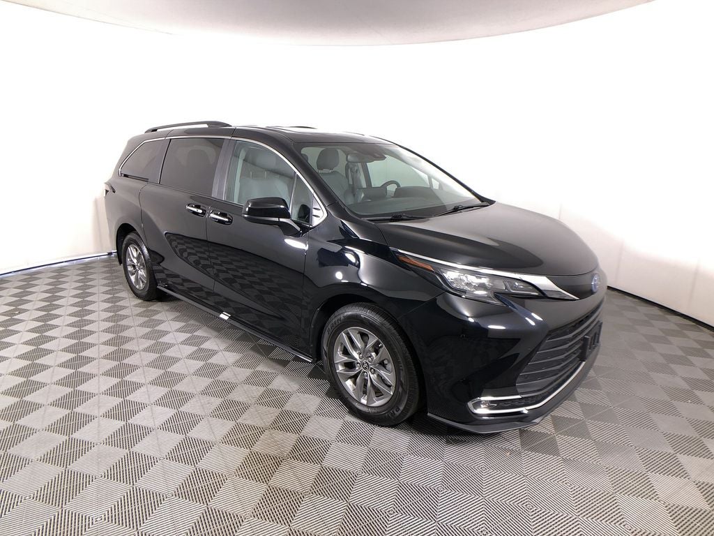 2024 Toyota Sienna XLE 8 Passenger