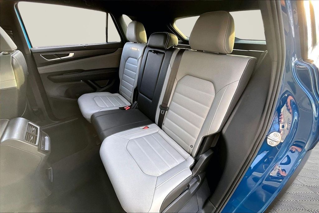 2025 Volkswagen Atlas Cross Sport 2.0T SEL R-Line Black