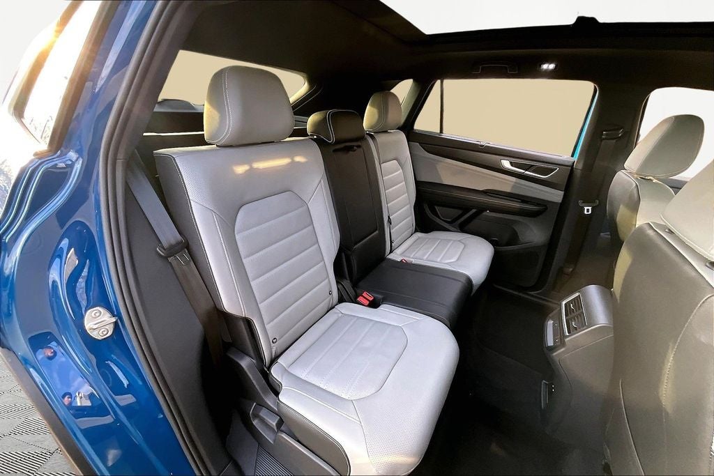 2025 Volkswagen Atlas Cross Sport 2.0T SEL R-Line Black