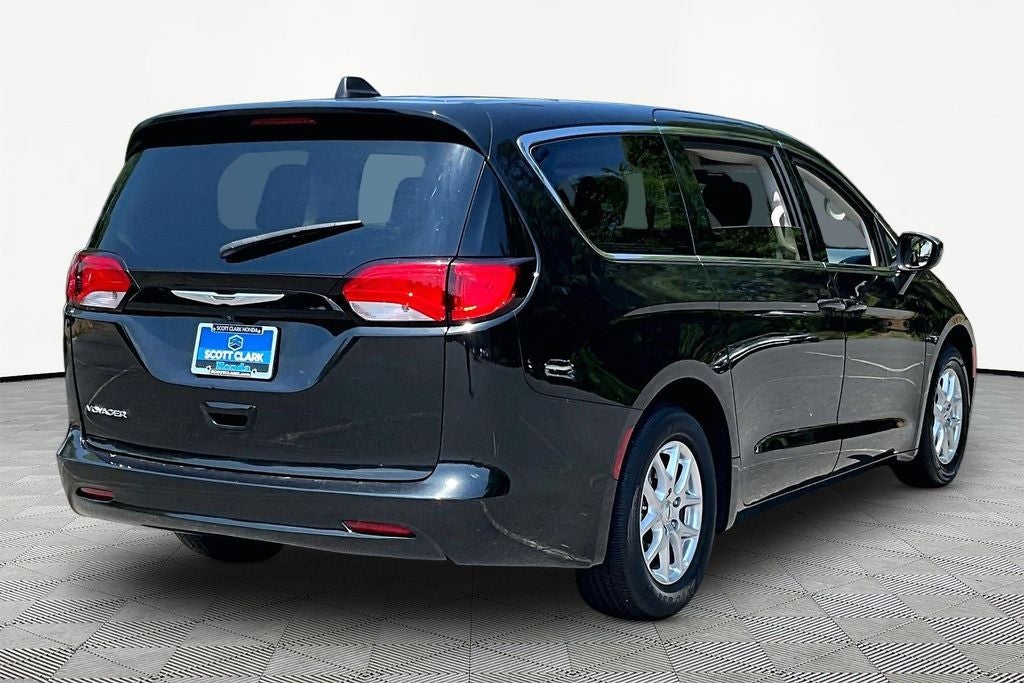 2023 Chrysler Voyager LX