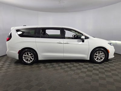 2023 Chrysler Pacifica Touring L 4D Passenger Van