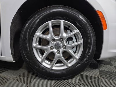 2023 Chrysler Pacifica Touring L 4D Passenger Van