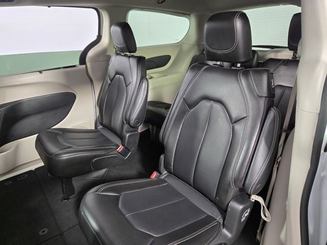 2023 Chrysler Pacifica Touring L 4D Passenger Van