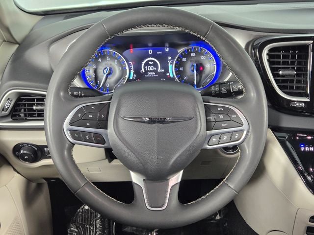 2023 Chrysler Pacifica Touring L 4D Passenger Van