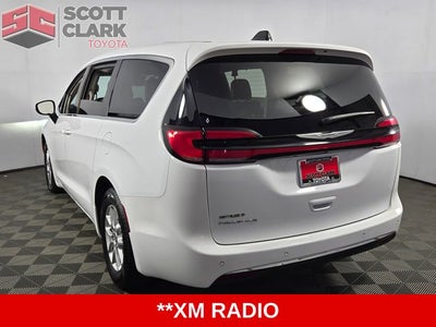 2023 Chrysler Pacifica Touring L 4D Passenger Van