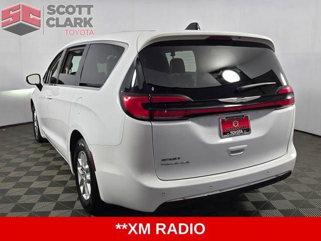 2023 Chrysler Pacifica Touring L 4D Passenger Van
