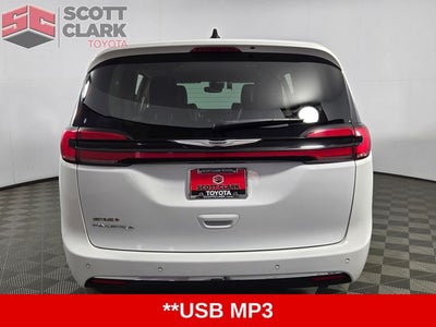 2023 Chrysler Pacifica Touring L 4D Passenger Van