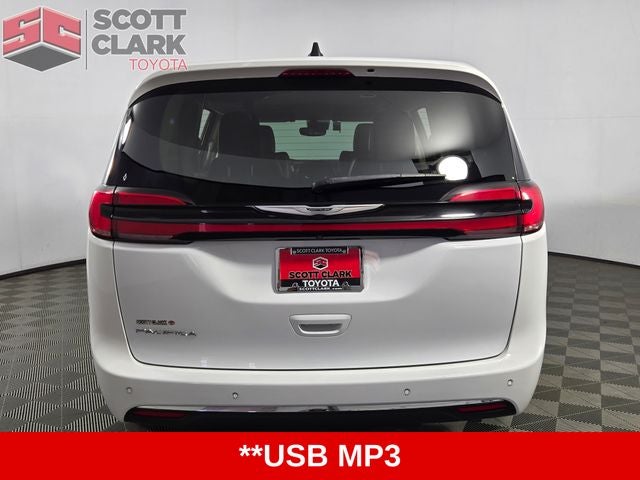 2023 Chrysler Pacifica Touring L 4D Passenger Van