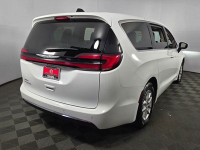 2023 Chrysler Pacifica Touring L 4D Passenger Van