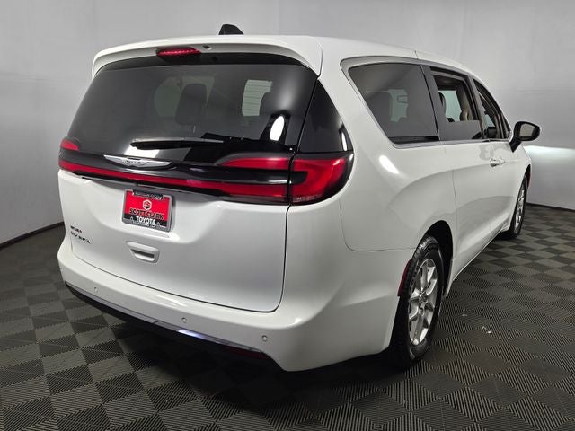 2023 Chrysler Pacifica Touring L 4D Passenger Van