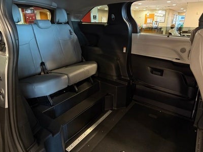 2025 Toyota Sienna XLE MOBILITY VAN