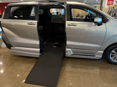 2025 Toyota Sienna XLE MOBILITY VAN