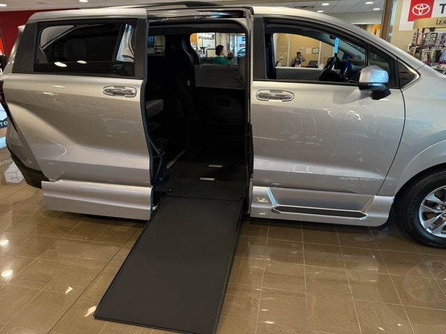2025 Toyota Sienna XLE MOBILITY VAN