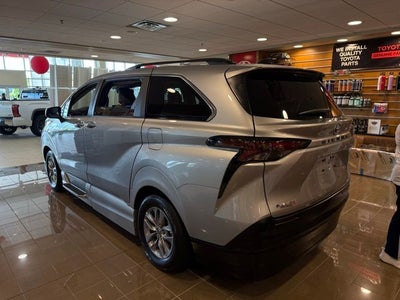2025 Toyota Sienna XLE MOBILITY VAN
