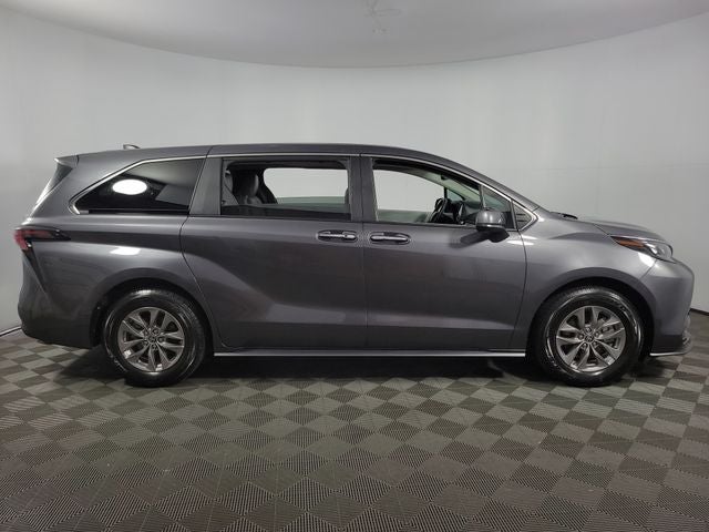 2025 Toyota Sienna XLE 4D Passenger Van