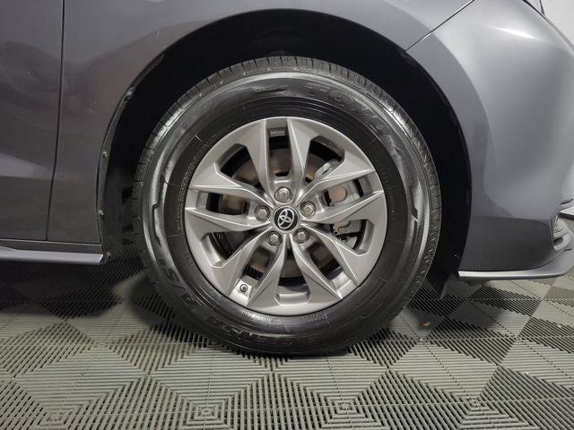 2025 Toyota Sienna XLE 4D Passenger Van