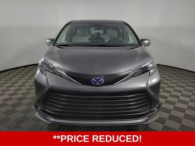 2025 Toyota Sienna XLE 4D Passenger Van