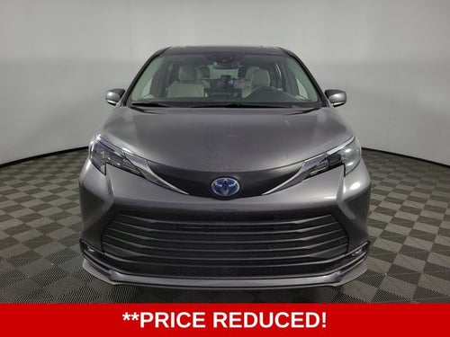 2025 Toyota Sienna XLE 4D Passenger Van