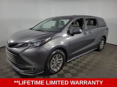 2025 Toyota Sienna XLE 4D Passenger Van