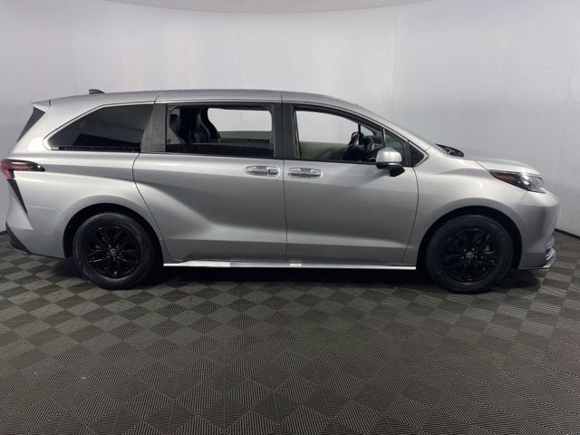 2024 Toyota Sienna XLE 8 Passenger