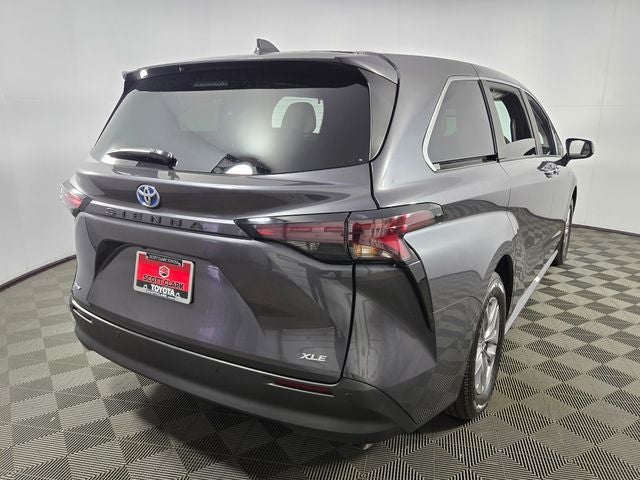 2025 Toyota Sienna XLE 8 Passenger