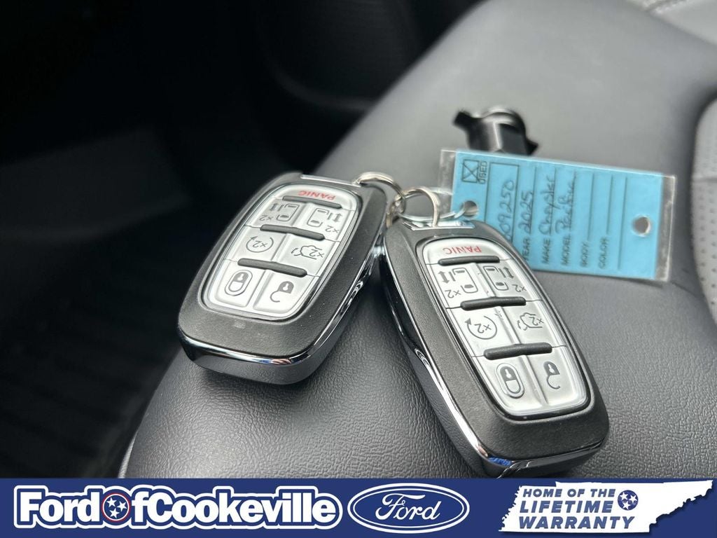 2025 Chrysler Pacifica Select
