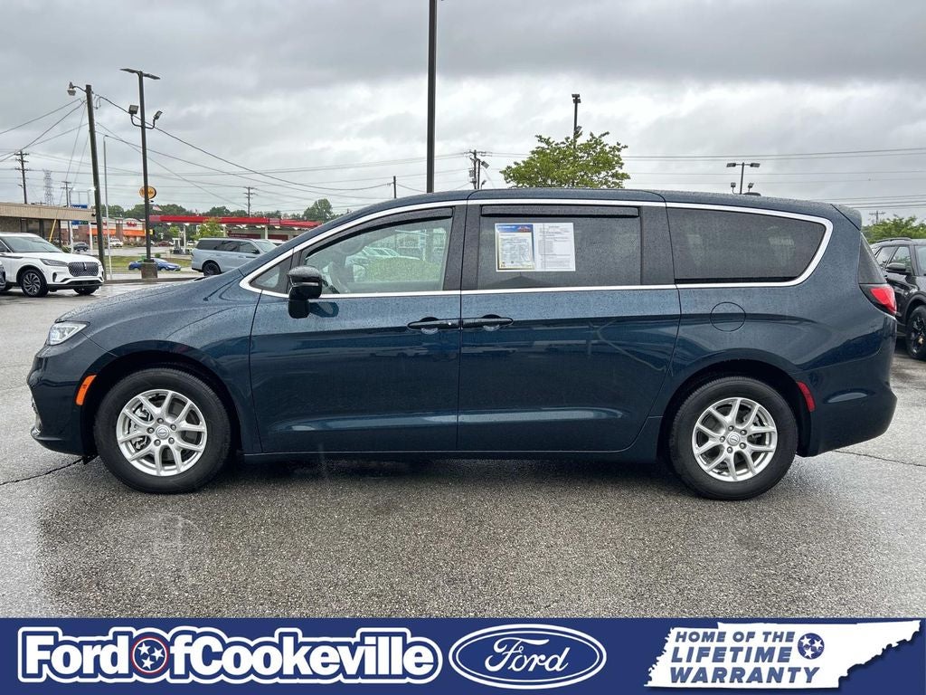 2025 Chrysler Pacifica Select