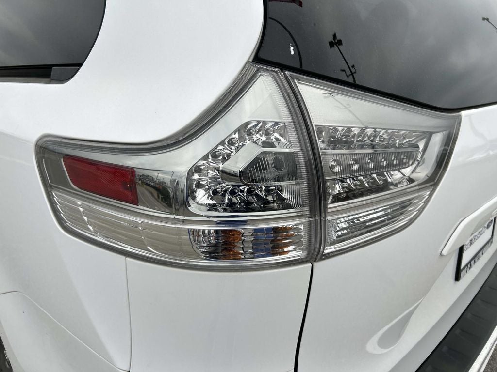 2016 Toyota Sienna SE 8 Passenger