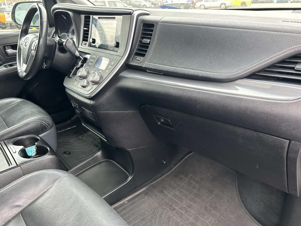 2016 Toyota Sienna SE 8 Passenger