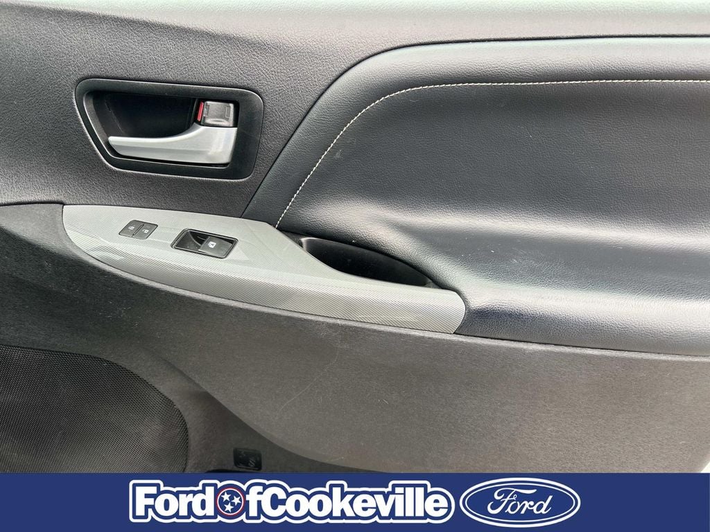 2016 Toyota Sienna SE 8 Passenger