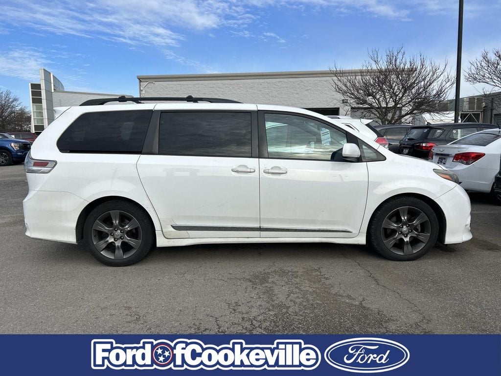 2016 Toyota Sienna SE 8 Passenger