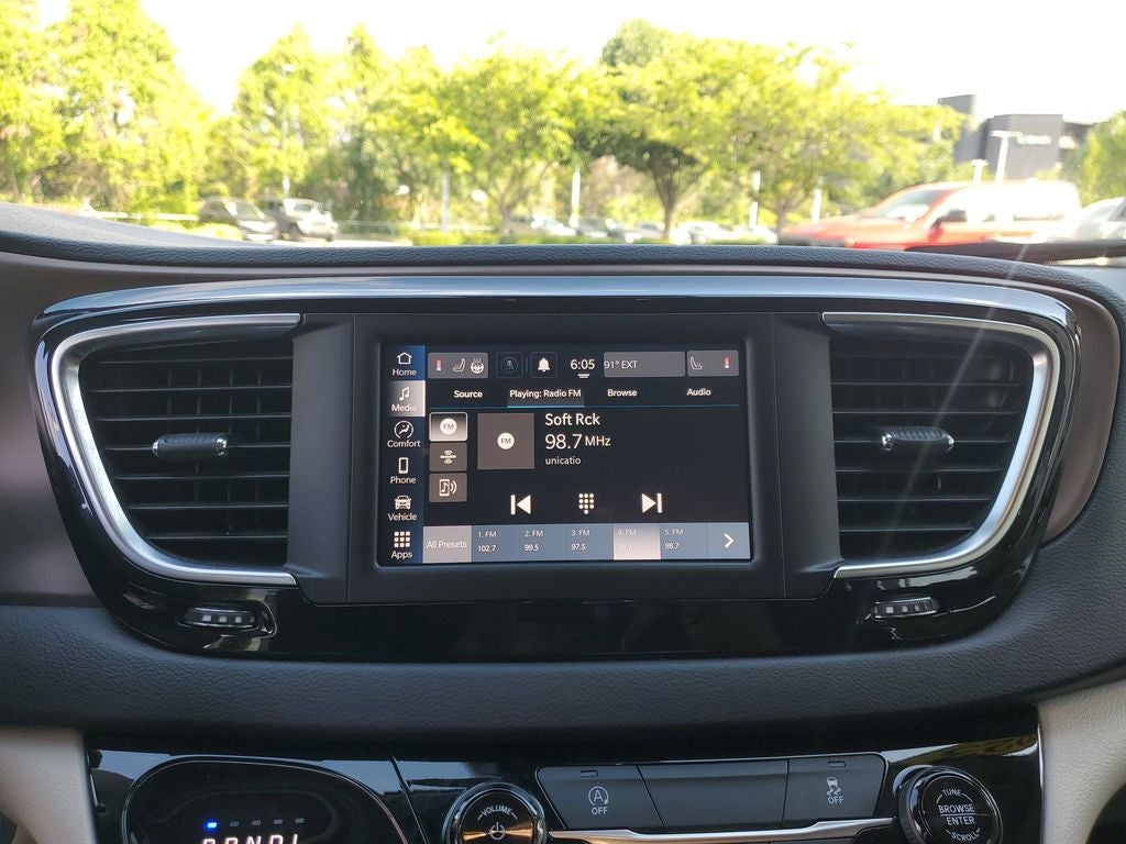 2023 Chrysler Voyager LX