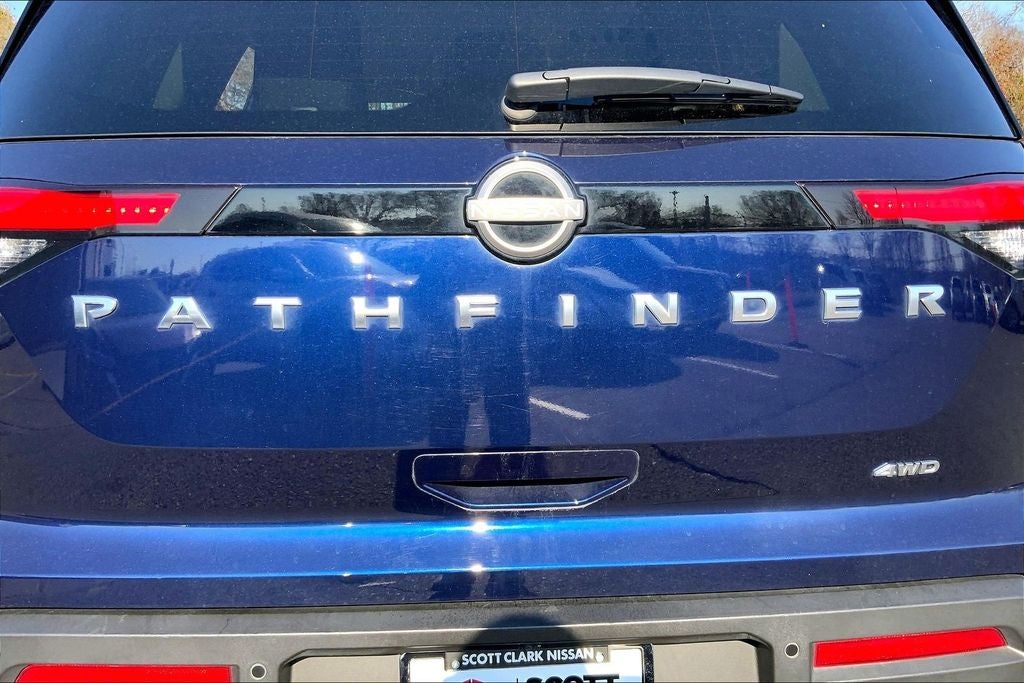 2025 Nissan Pathfinder SV