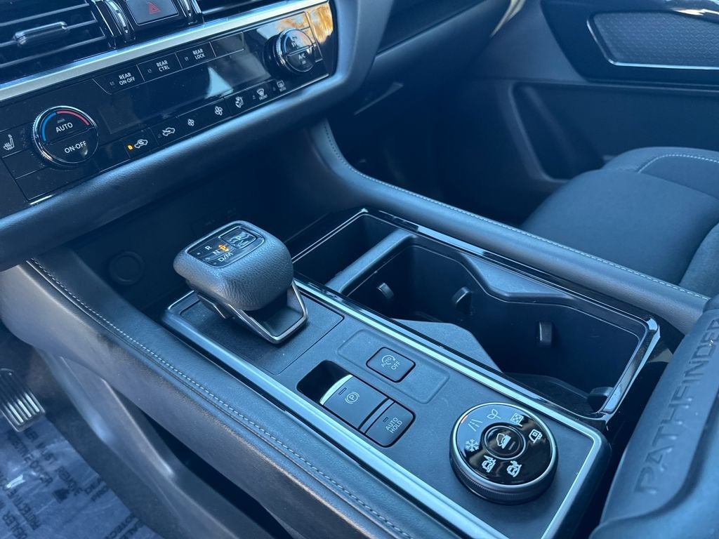 2024 Nissan Pathfinder SV