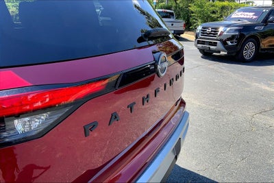 2023 Nissan Pathfinder SL