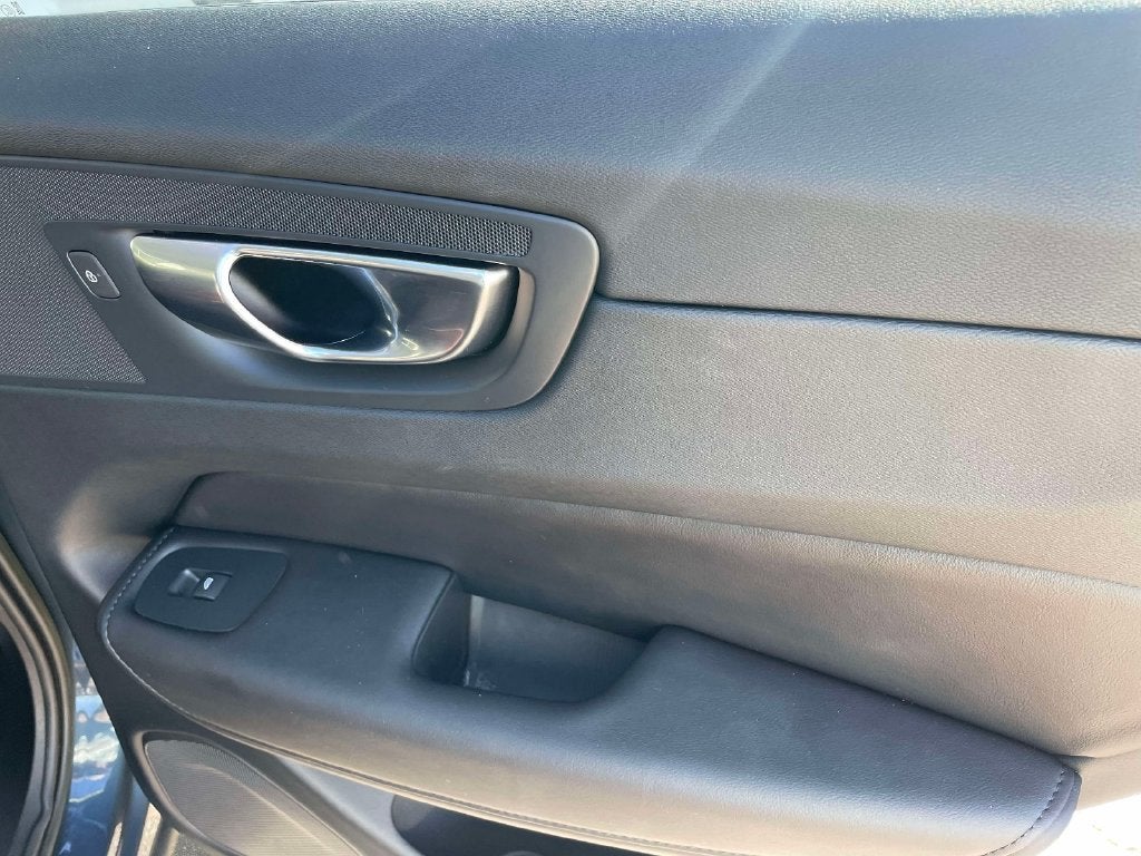 2023 Volvo XC60 Plus Dark Theme