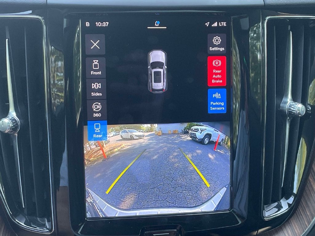 2023 Volvo XC60 Plus Dark Theme