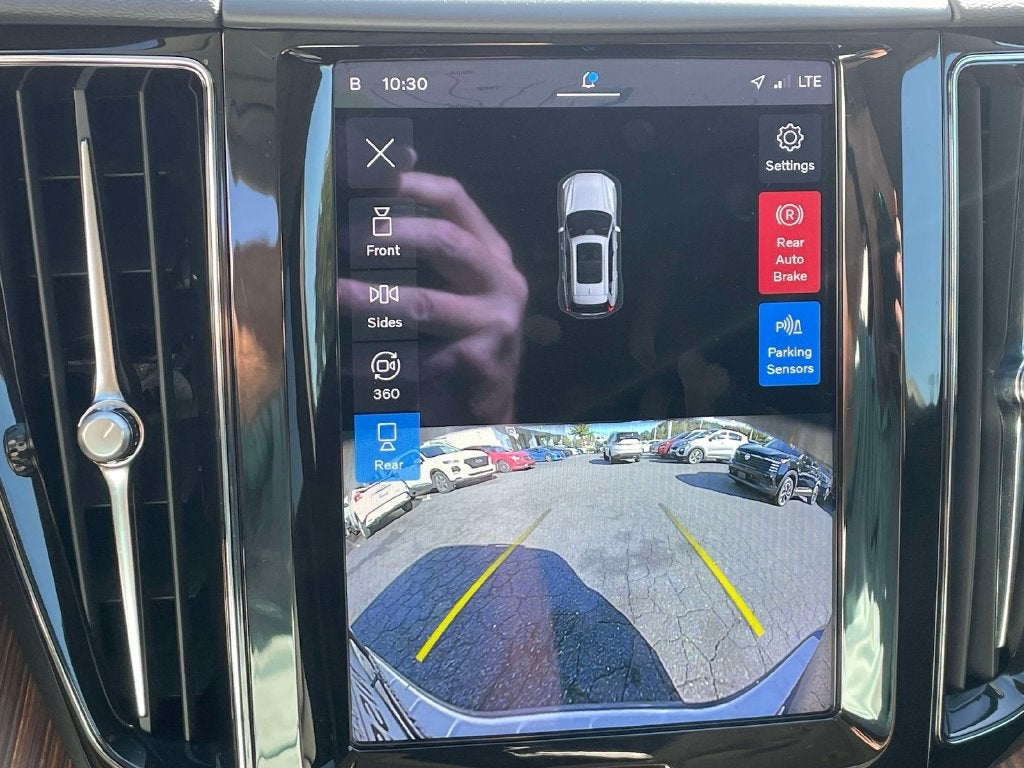 2023 Volvo XC60 Plus Dark Theme