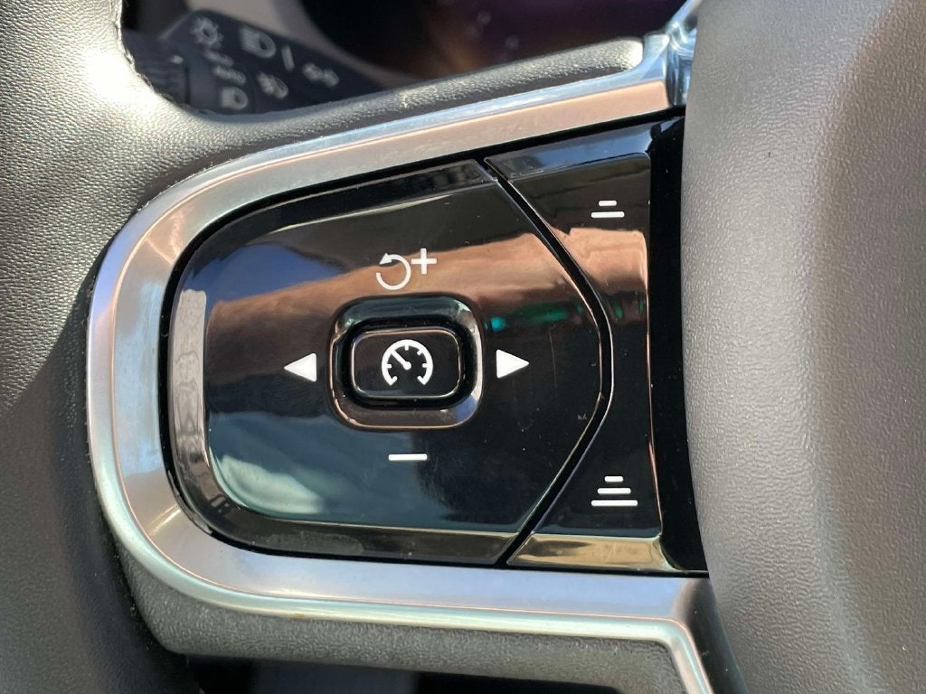 2023 Volvo XC60 Plus Dark Theme