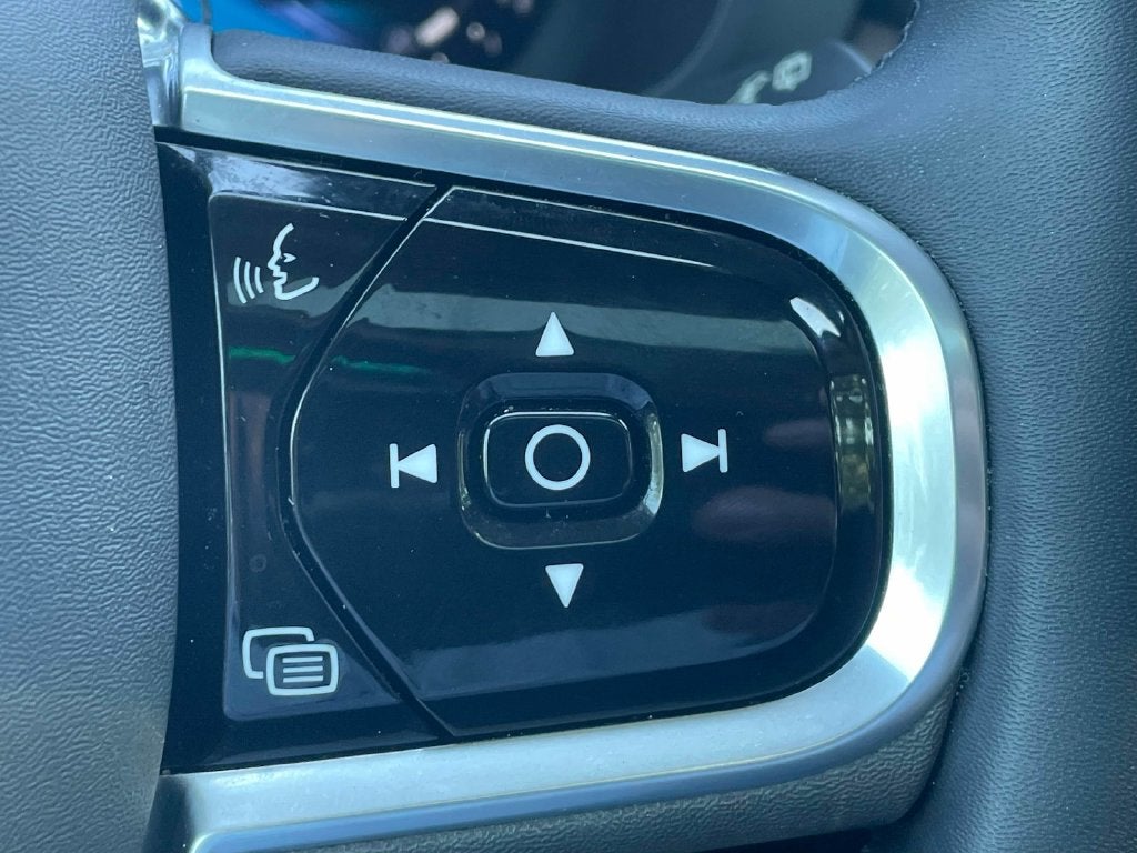 2023 Volvo XC60 Plus Dark Theme