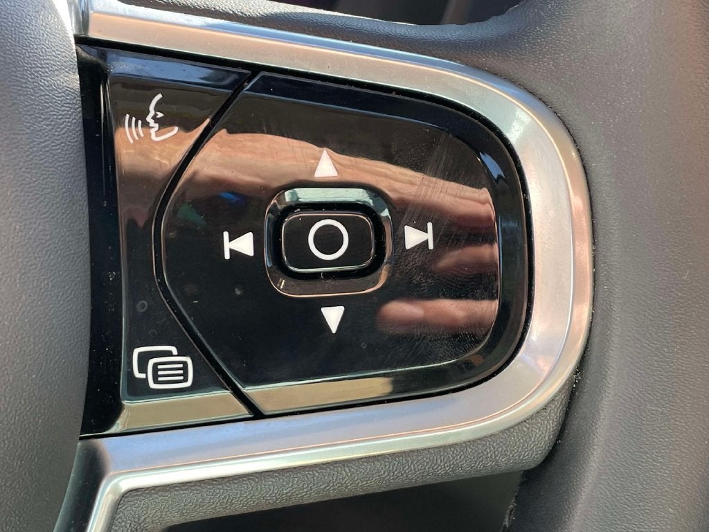 2023 Volvo XC60 Plus Dark Theme