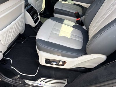 2023 BMW X7 M60i
