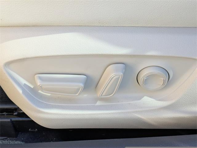 2022 Toyota Camry Hybrid XLE